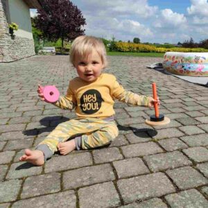 Baby T-shirt - Okerkleurig - Maat 68 (4-6 maanden) - Spraakballon "HEY YOU!"