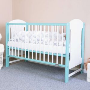 Klassiek babybedje in wit en mint voor peuterslaapkamer