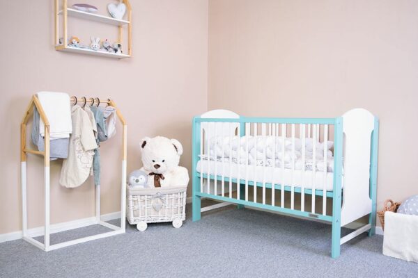 Klassiek babybedje in wit en mint voor peuterslaapkamer - Afbeelding 2