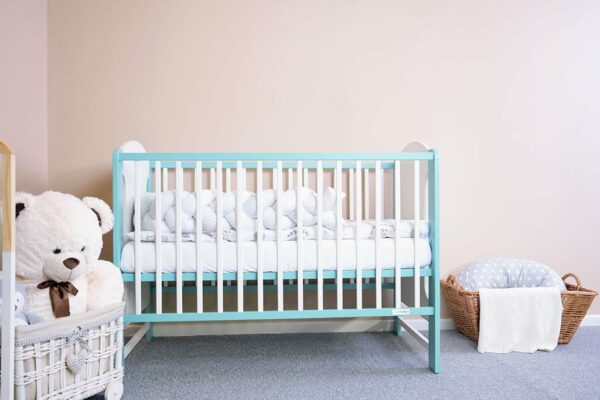 Klassiek babybedje in wit en mint voor peuterslaapkamer - Afbeelding 3